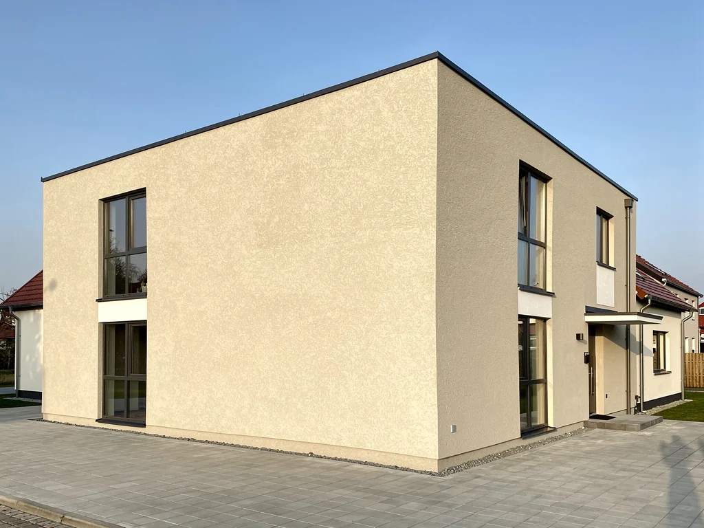Maison rénovée avec enduit de finition gratté sur isolation extérieure