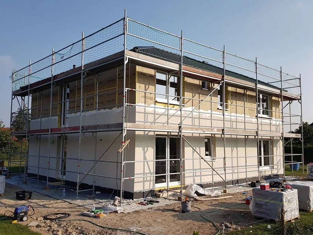 Chantier d'isolation par l'extérieur avec échafaudage sur maison individuelle